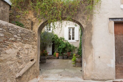 L'Oustal Des Fleurs - Four Bedroom Villa, Sleeps 8