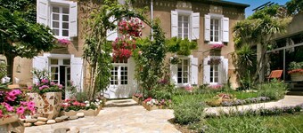 L'Oustal Des Fleurs - Four Bedroom Villa, Sleeps 8