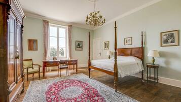 9 slaapkamers, een strijkplank/strijkijzer, internet, beddengoed