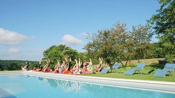 Piscine chauffée, chaises longues