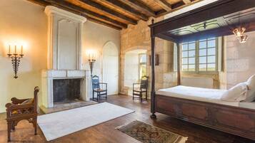 7 bedrooms, iron/ironing board, WiFi, bed sheets