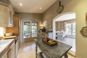 Geladeira, micro-ondas, lava-louças, cadeirão de bebê