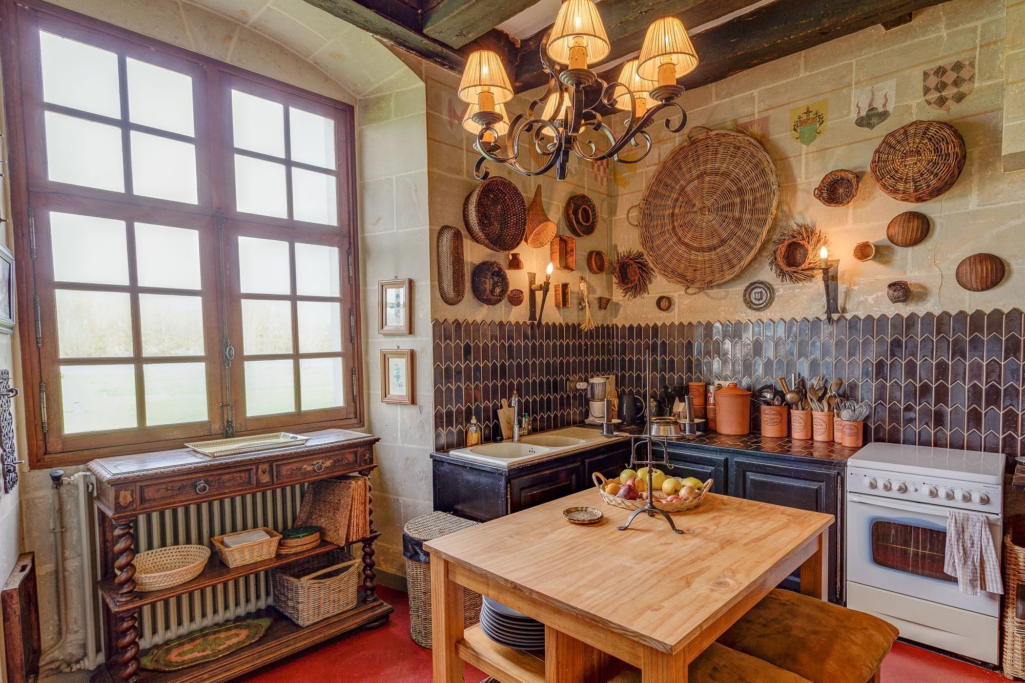 Uma cozinha tradicional com uma janela ampla, uma mesa de madeira e diversos utensílios de cozinha.