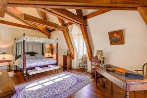 5 bedrooms, iron/ironing board, Internet, bed sheets