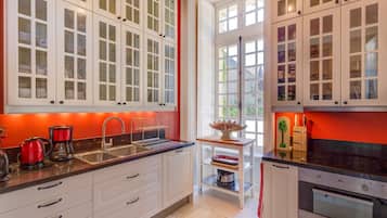 Een vaatwasser, een kinderstoel