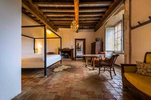 12 chambres, fer et planche à repasser, accès à Internet