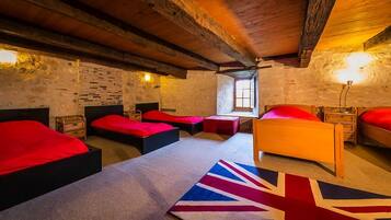 12 多间卧室、熨斗/熨衣板、上网接入、床单