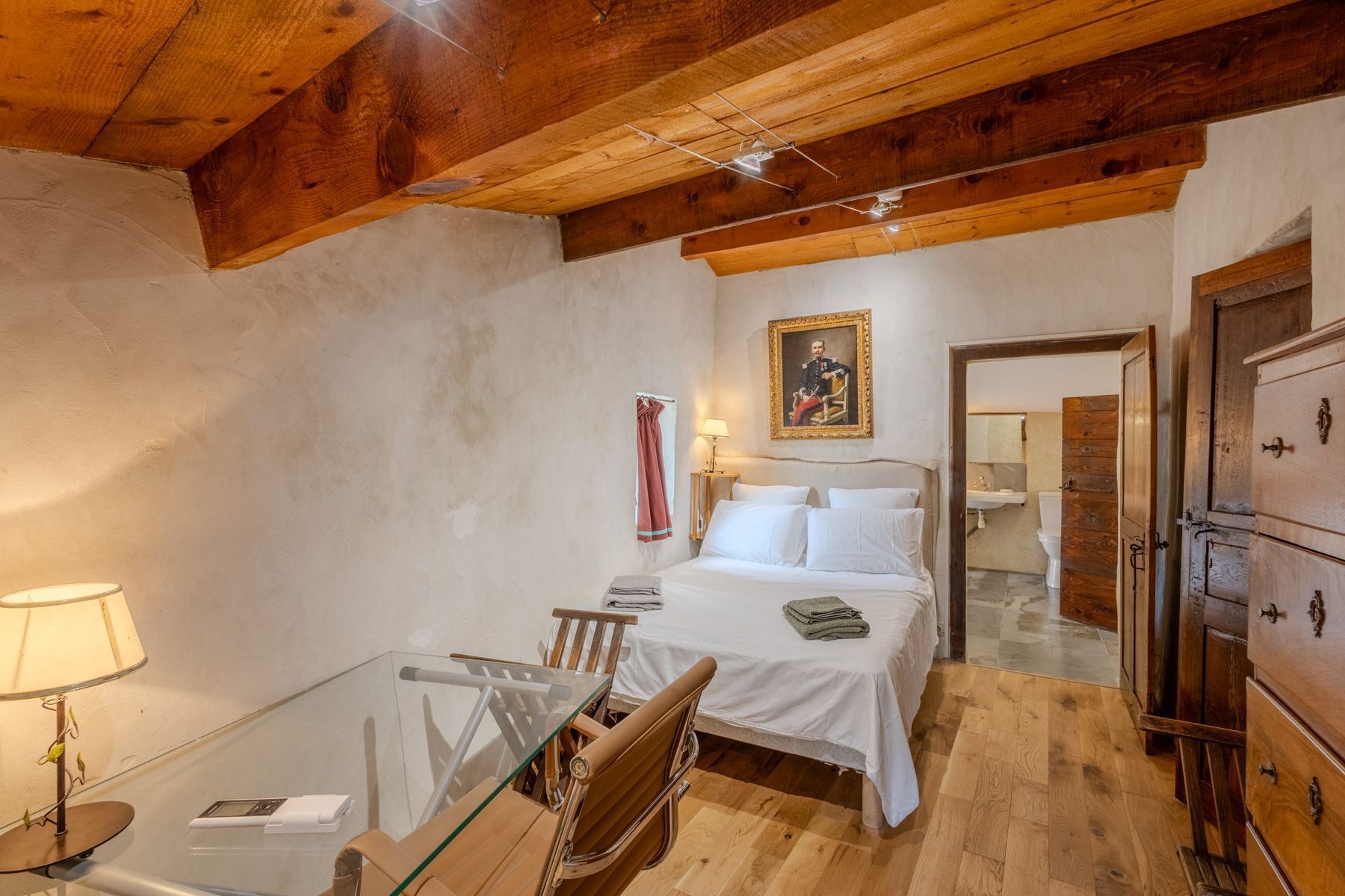 4 bedrooms, iron/ironing board, internet, bed sheets
