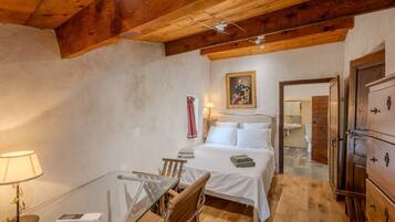 4 bedrooms, iron/ironing board, internet, bed sheets