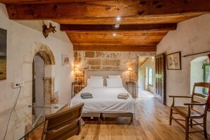 4 bedrooms, iron/ironing board, Internet, bed sheets