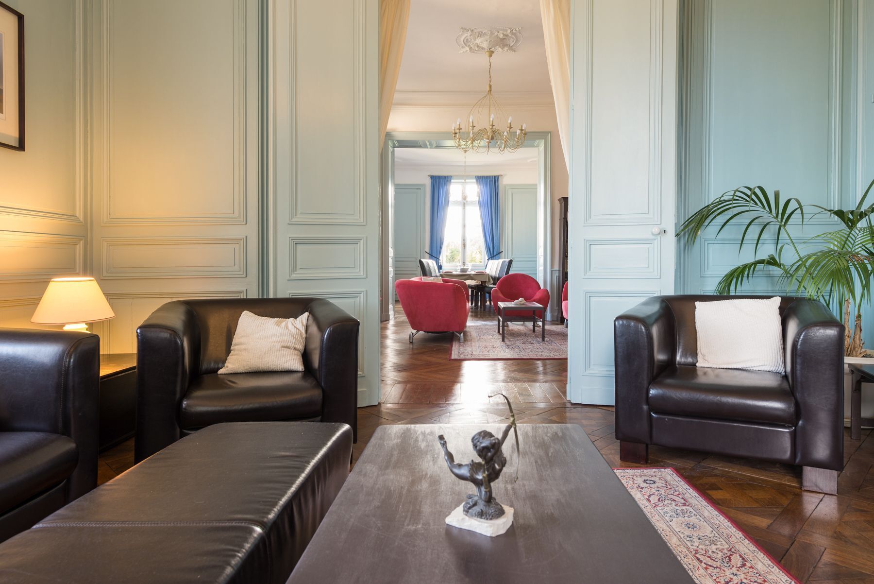 Télévision, cheminée, lecteur de DVD