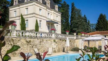 Piscine chauffée, chaises longues