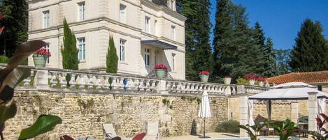 حمّام سباحة مُدفَّأ، مقاعد للتشمس