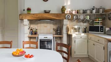 Een vaatwasser, een kinderstoel