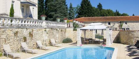 Piscine chauffée, chaises longues