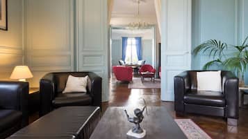 TV, fireplace, DVD player