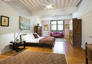 10 bedrooms, iron/ironing board, Internet, bed sheets