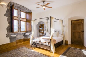 10 slaapkamers, een strijkplank/strijkijzer, internet, beddengoed