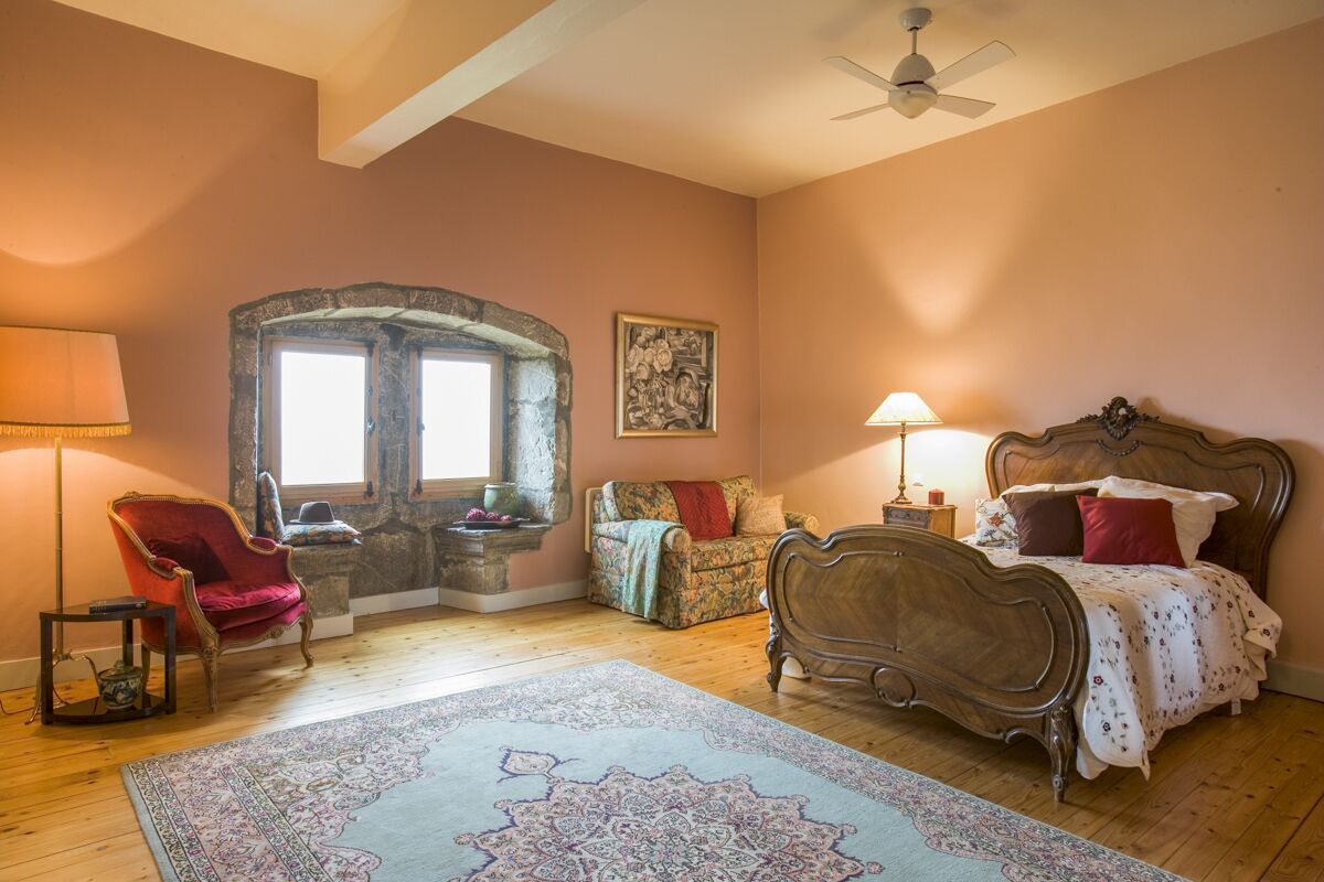 10 bedrooms, iron/ironing board, internet, bed sheets