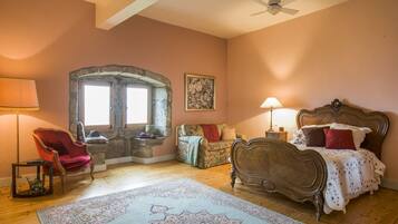 10 bedrooms, iron/ironing board, internet, bed sheets