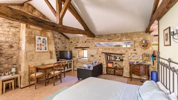 7 slaapkamers, een strijkplank/strijkijzer, internet, beddengoed