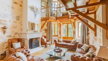 Flatscreentelevisie, een open haard en een dvd-speler