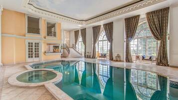 Piscina coperta, una piscina riscaldata