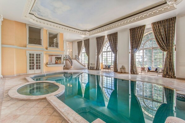 Een binnenzwembad en een verwarmd zwembad