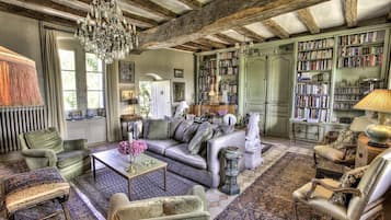 Lareira, DVD player, livros