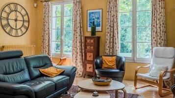 Televisio, takka, DVD-soitin, pöytätennispöytä