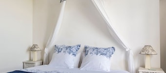 Maison Du Vins - Six Bedroom Villa, Sleeps 12