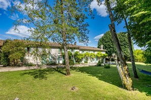 Exterior - Maison Du Vins - Six Bedroom Villa, Sleeps 12 (Lussac)