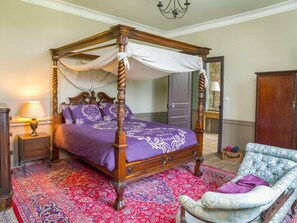 4 bedrooms, iron/ironing board, internet, bed sheets