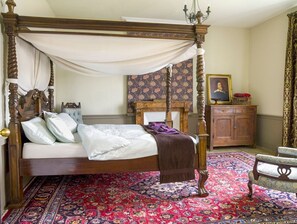 4 bedrooms, iron/ironing board, internet, bed sheets