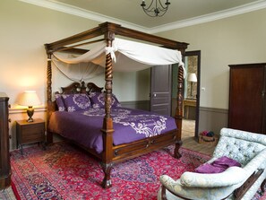 4 bedrooms, iron/ironing board, Internet, bed sheets