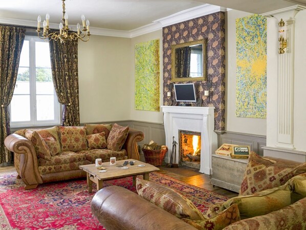 Fireplace, DVD player