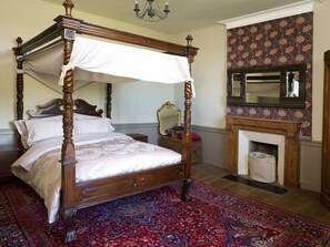 4 habitaciones, tabla de planchar con plancha, internet y ropa de cama 