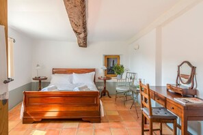 6 slaapkamers, een strijkplank/strijkijzer, internet, beddengoed