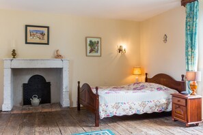 4 bedrooms, iron/ironing board, Internet, bed sheets