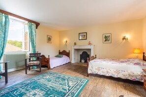 4 bedrooms, iron/ironing board, internet, bed sheets