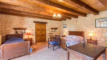 4 chambres, fer et planche Ă repasser, accĂšs Internet, draps fournis