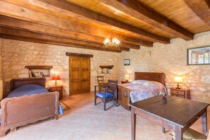 4 bedrooms, iron/ironing board, Internet, bed sheets