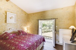 1 chambre, fer et planche à repasser, accès à Internet, literie fournie