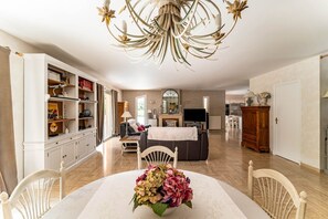 Télévision, cheminée, lecteur de DVD