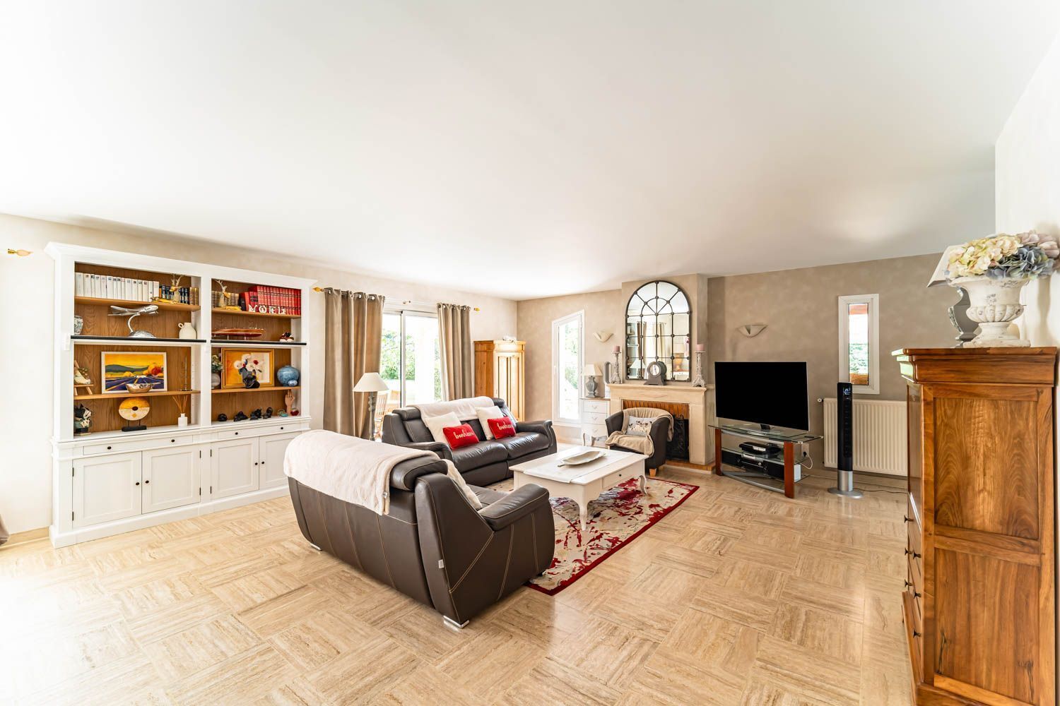 Televisie, een open haard en een dvd-speler