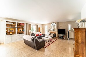 Télévision, cheminée, lecteur de DVD