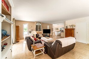 Télévision, cheminée, lecteur de DVD