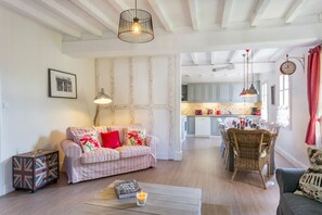 تلفزيون، مدفأة، مشغل دي في دي، تنس طاولة