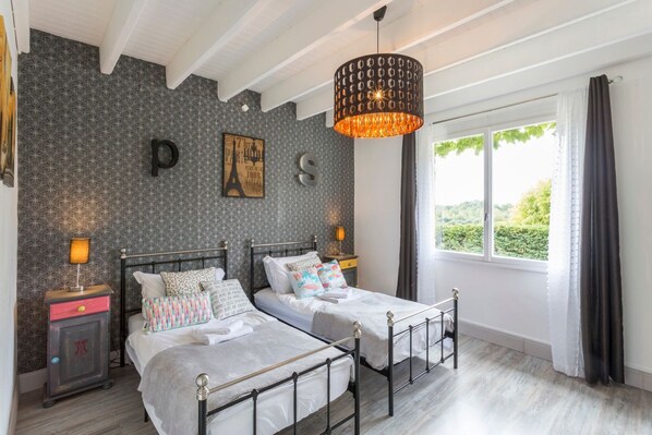 4 عدّة غرف نوم ومكواة/لوح كي وواي فاي وملاءات أسرّة