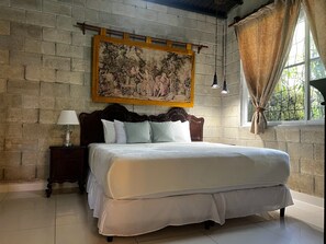 Familie-studiosuite | Safe på rommet, skrivebord og skrivebord for bærbar PC